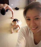 咘咘“迷上”帅气男教练 网友:爸爸要吃醋 咘咘“迷上”帅气男教练 网友:爸爸要吃醋